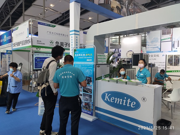 主管正向客人(rén)講解産品